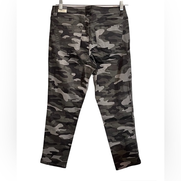 Ab'Solution Camo High Waist Ankle Skinny Pants
WIT & WISDOM - Picture 6 of 11